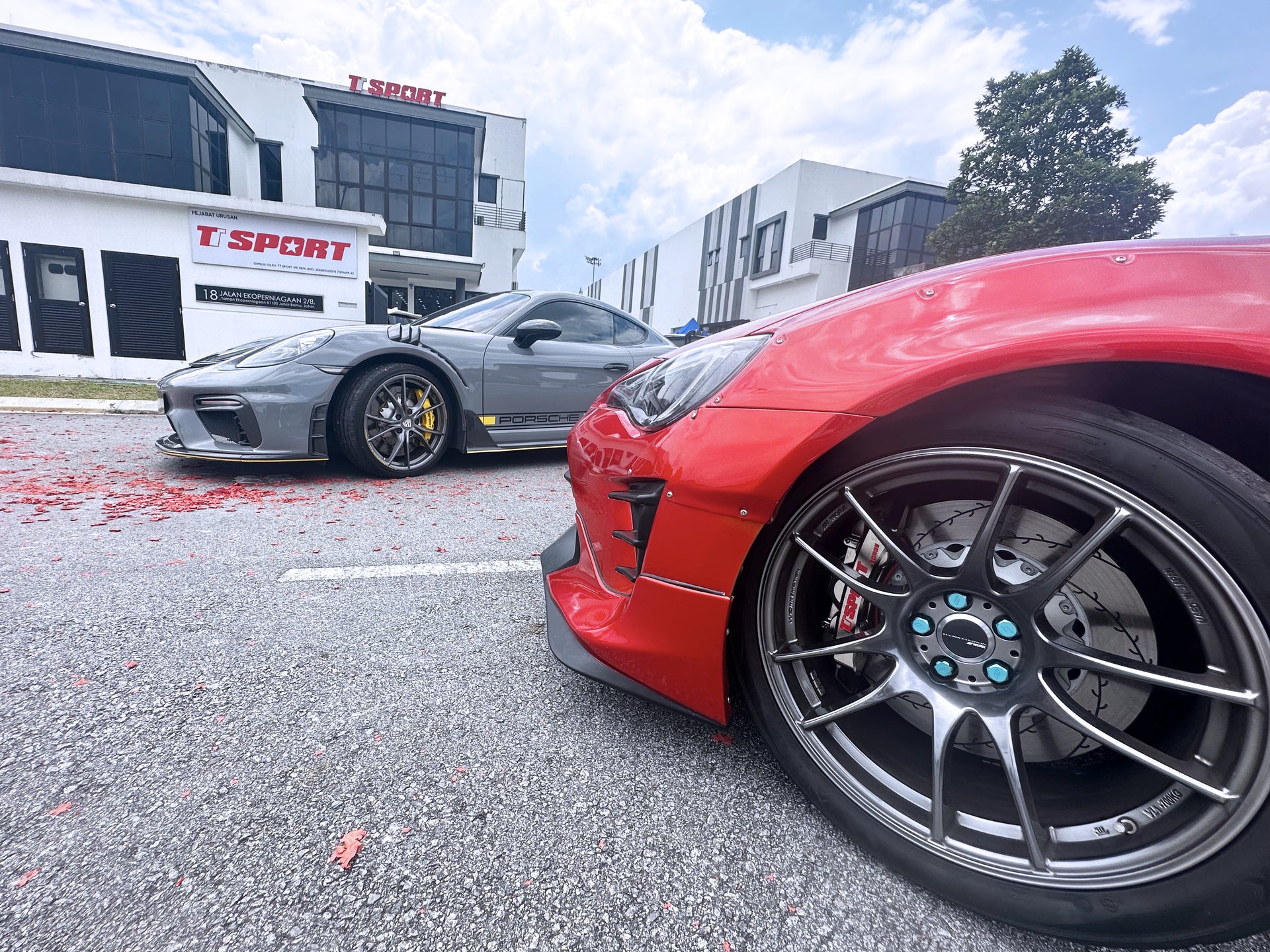 Two Porsche 718 Cayman equipped with TTSPORT EMB6 6-piston big brake kit.
